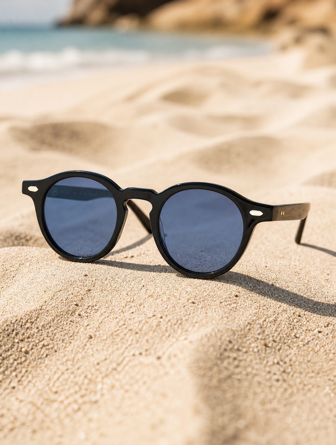 Lunettes Fauves posees sur le sable